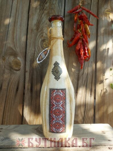 Уникално украсена бутилка с фолклорни мотиви - подарък със стил за мъже, които обичат традициите.