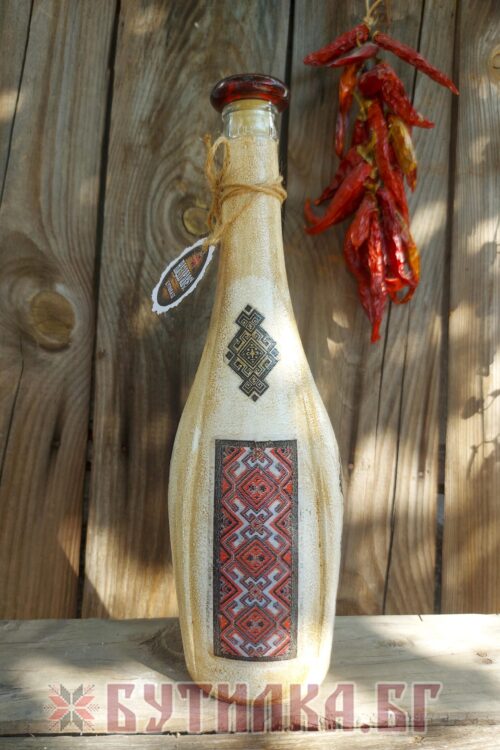 Уникално украсена бутилка с фолклорни мотиви - подарък със стил за мъже, които обичат традициите.