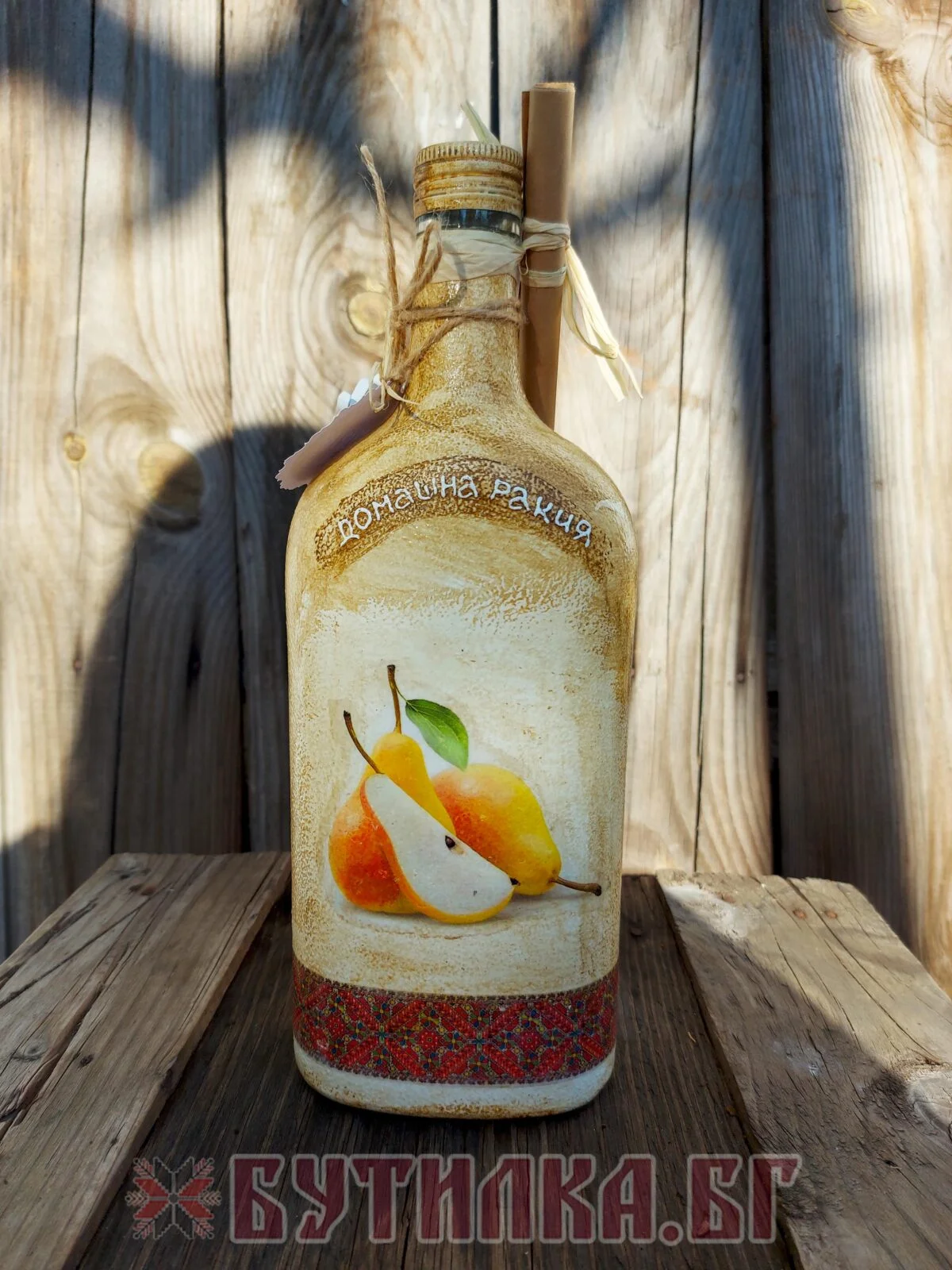 Фолклорно украсена бутилка за домашна ракия - подарък с дъх на традиции за мъже, които ценят автентичния опит.