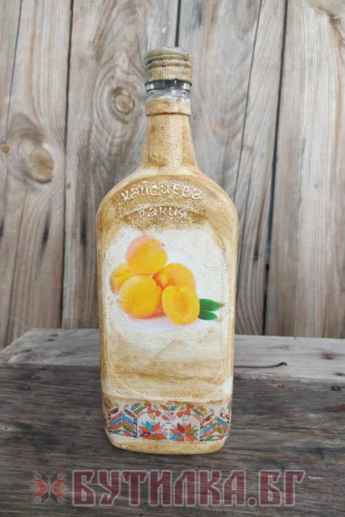 Фолклорно украсена бутилка за кайсиева ракия - идеалният подарък за традиционалистите и ценителите на автентичния вкус.