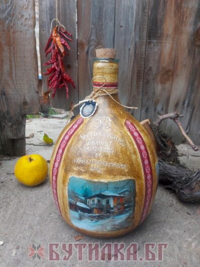 Автентична десетлитрова данаджана с фолклорни мотиви идеален подарък за мъже които обичат традициите и вкусовете на българската култура